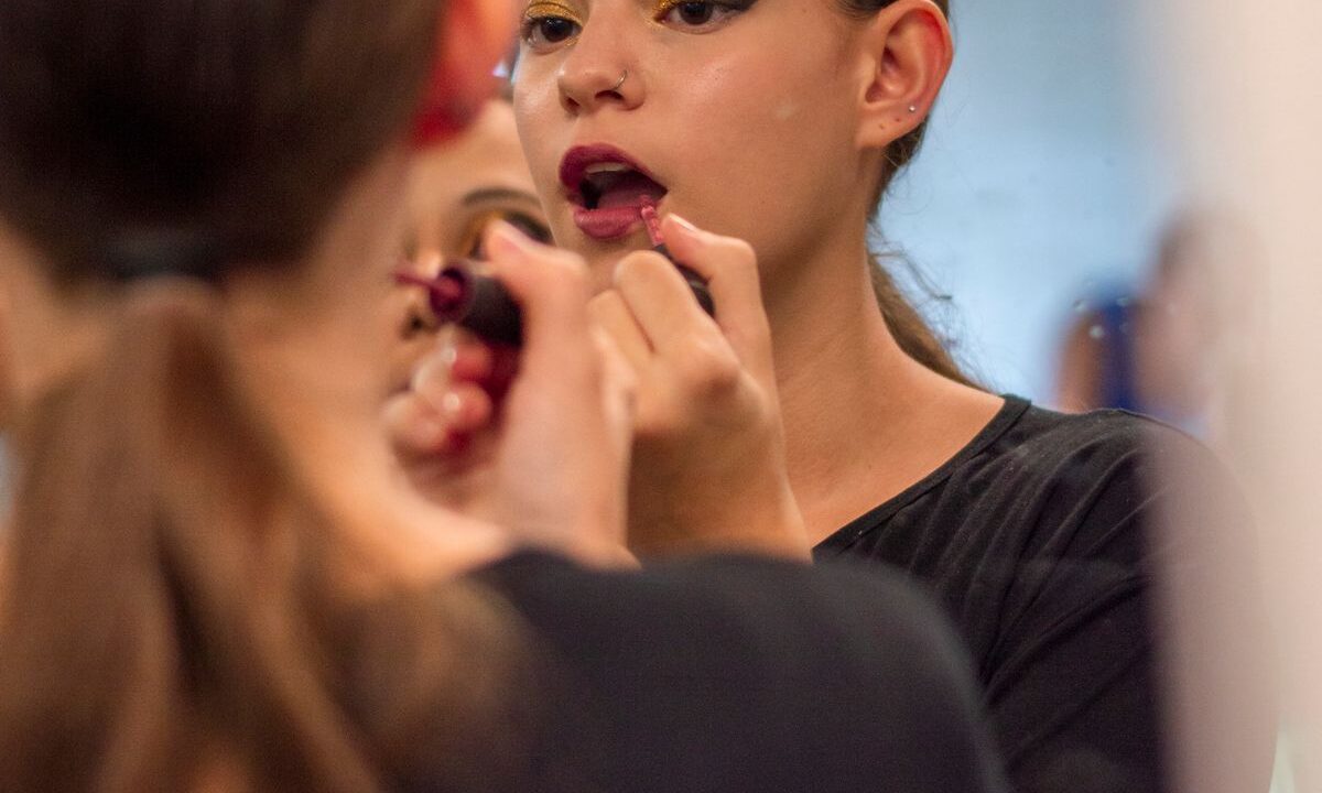 Machiaj rezistent la căldură: produsele și pașii care contează cu adevărat