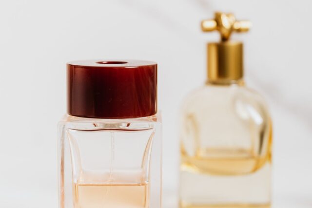 De ce nu-ți mai simți propriul parfum după câteva ore, deși ceilalți încă îl percep