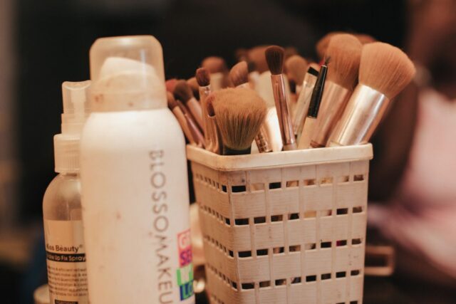 Produsele cosmetice naturale versus cele convenționale: ce înseamnă de fapt eticheta