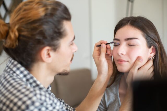 Reacțiile pielii la bijuterii: nichelul, urmele verzi și ce poți face